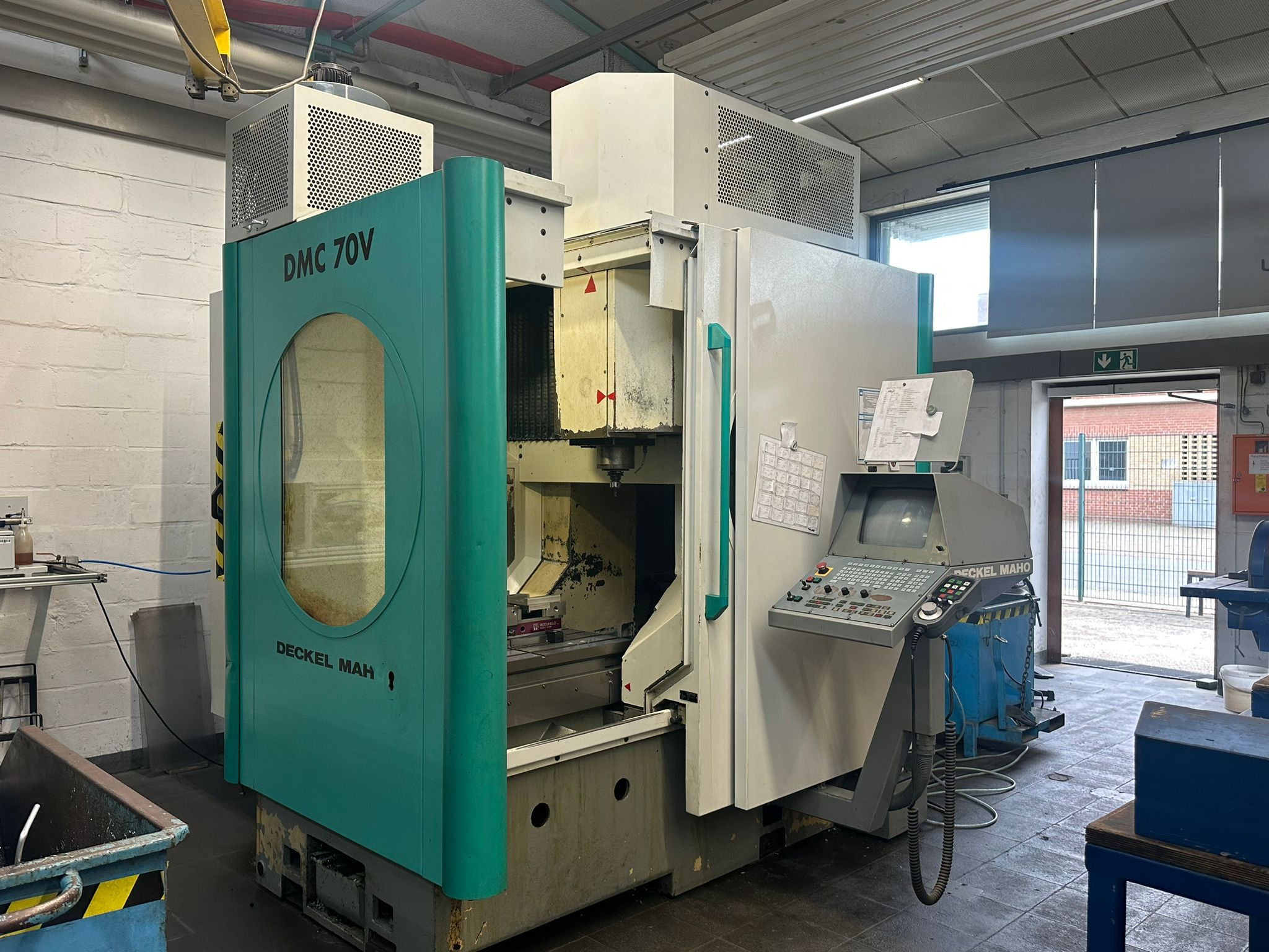 VERTICAL MACHINING CENTER