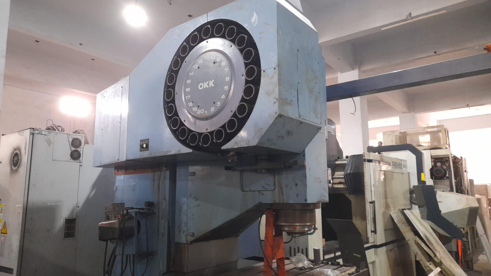 VERTICAL MACHINING CENTER