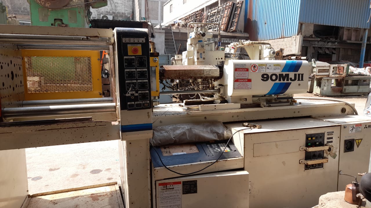 INJECTION MOLDING MACHINE