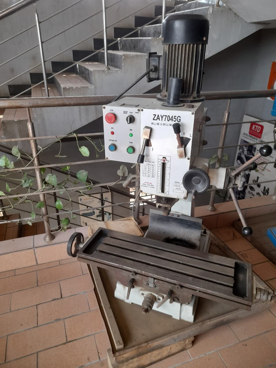 DRILLING AND MILLING MACHINE