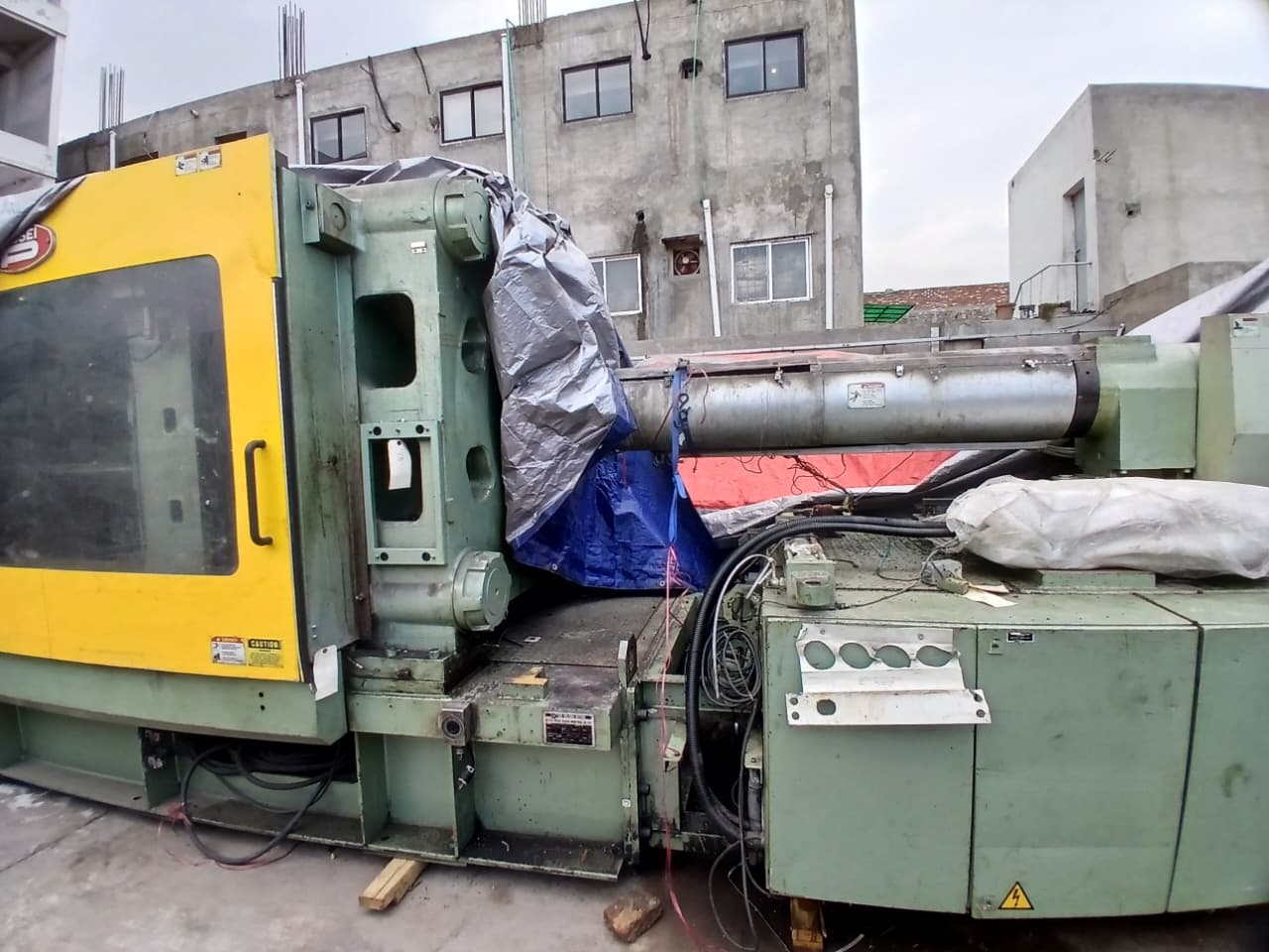 INJECTION MOLDING MACHINE (OLD AND USED)